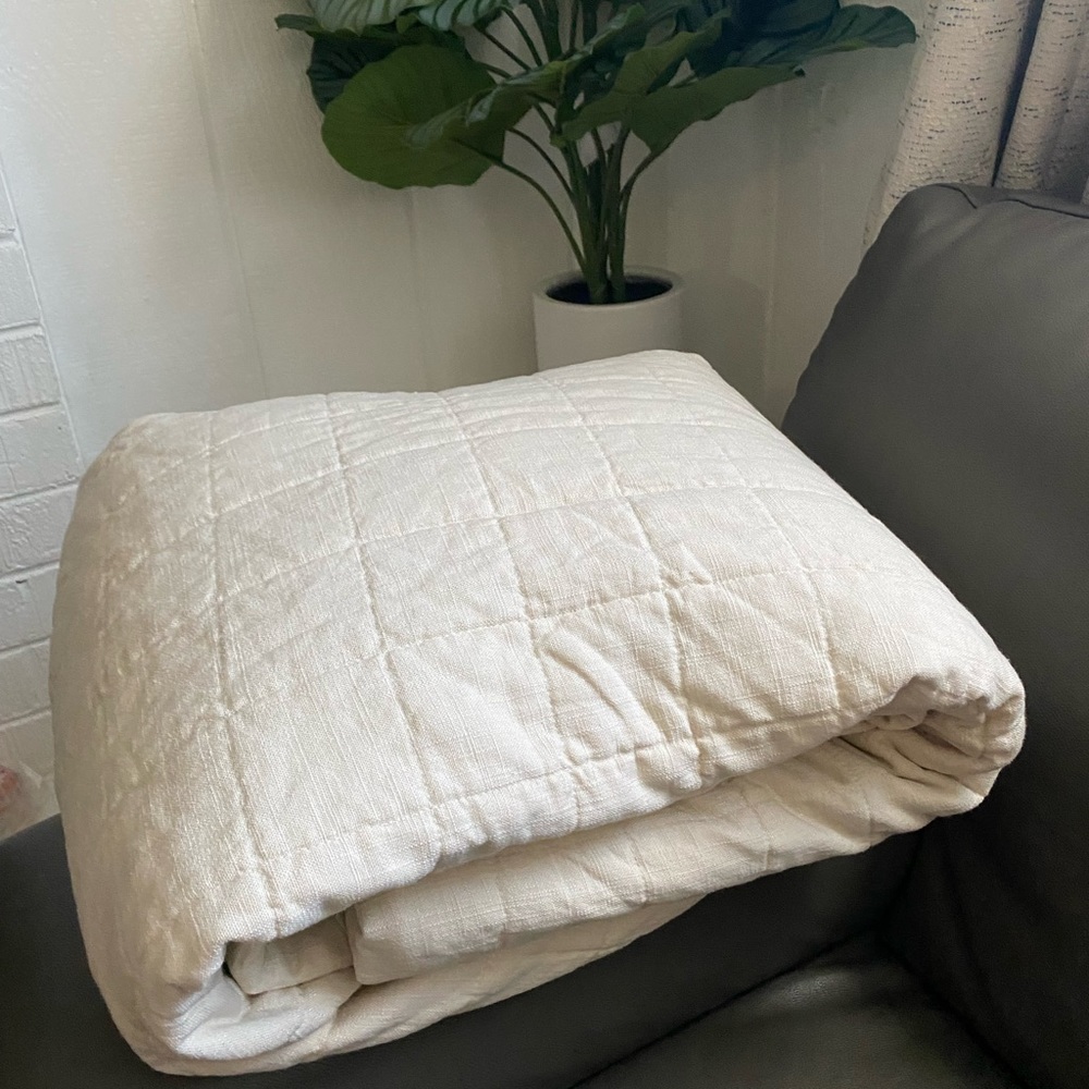 Queen Casaluna heavyweight linen blend quilt with pillow shams